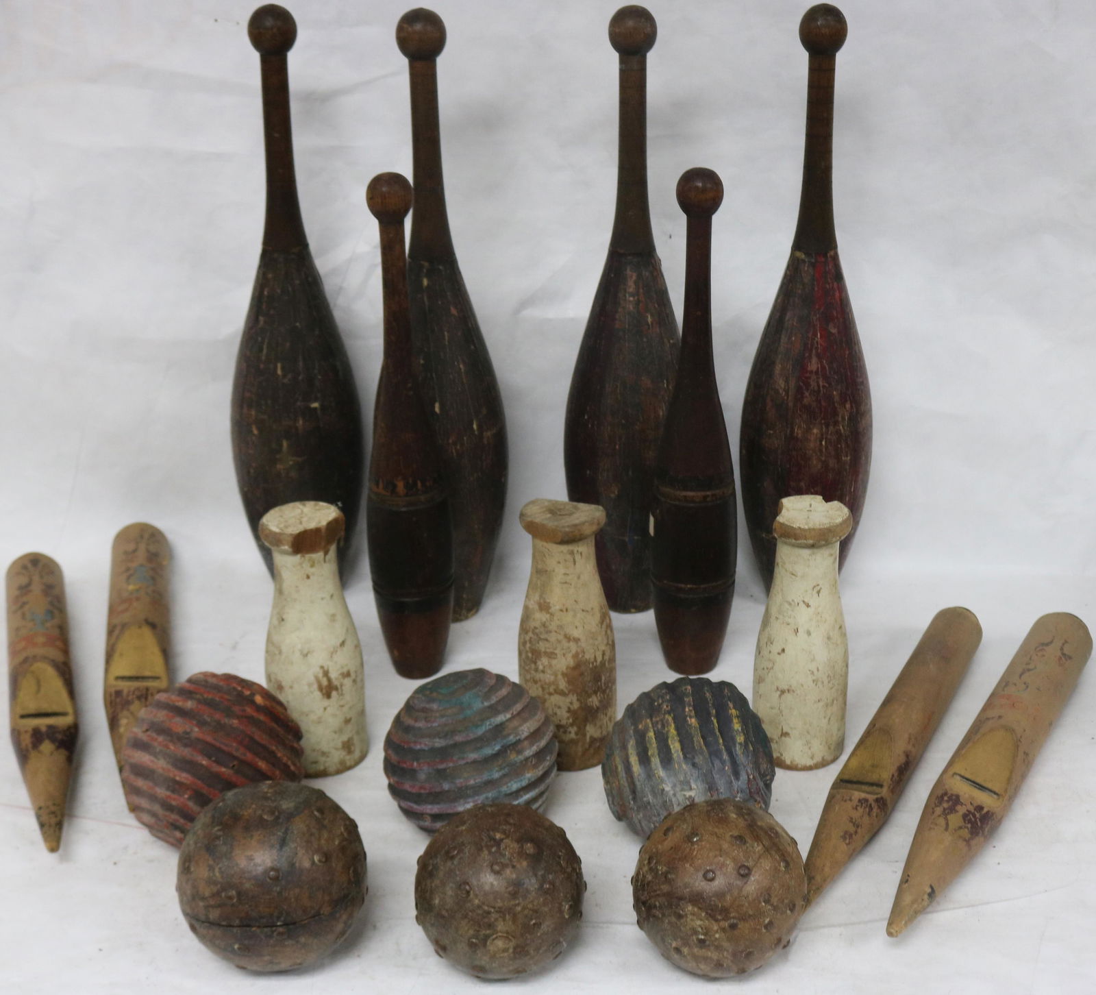 BOX LOT OF WOODEN JUGGLING PINGS, CARNIVAL WOODEN (1 of 2)