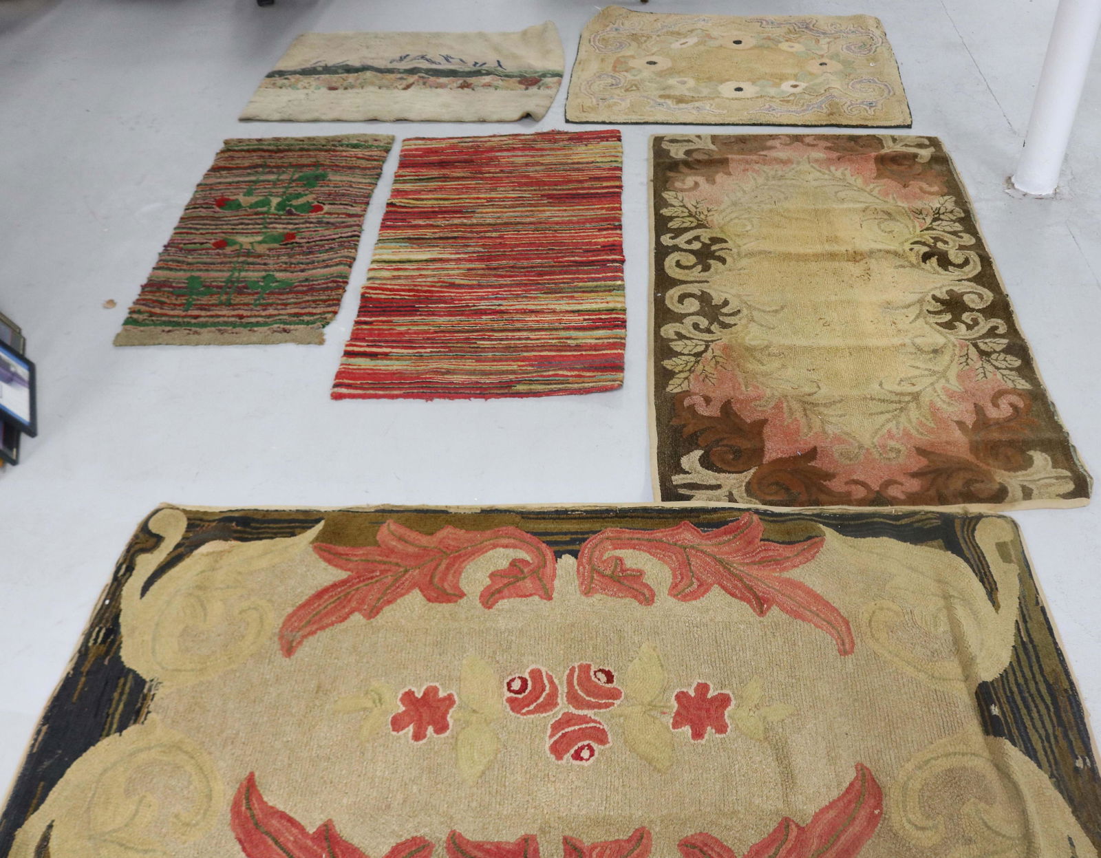 LOT OF 6 OLD HOOKED RUGS, ALL IN NEED OF CLEANING (1 of 7)