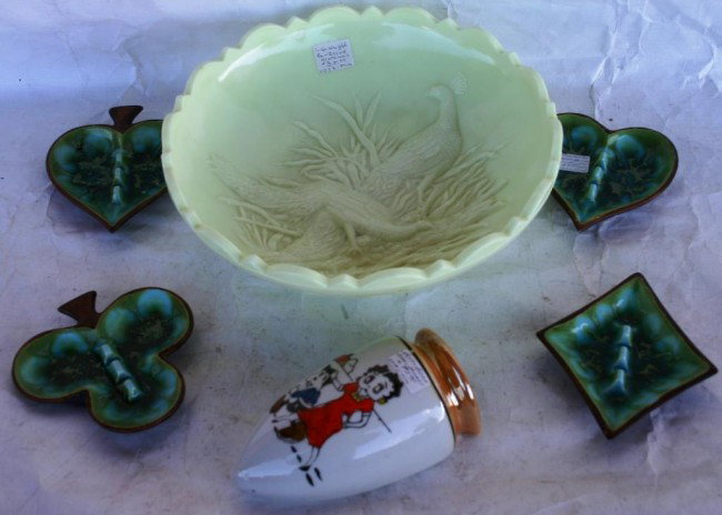 LOT TO INCLUDE CUSTARD BOWL, 3 CARD SHAPED: ASHTRAYS, AND BETTY BOOP WALL VASE