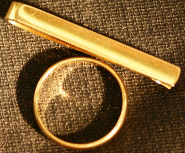 TWO PCS. OF 18K GOLD TO INCLUDE GEORG JENSEN: TIE CLASP & A WEDDING BAND, 10 GRAMS