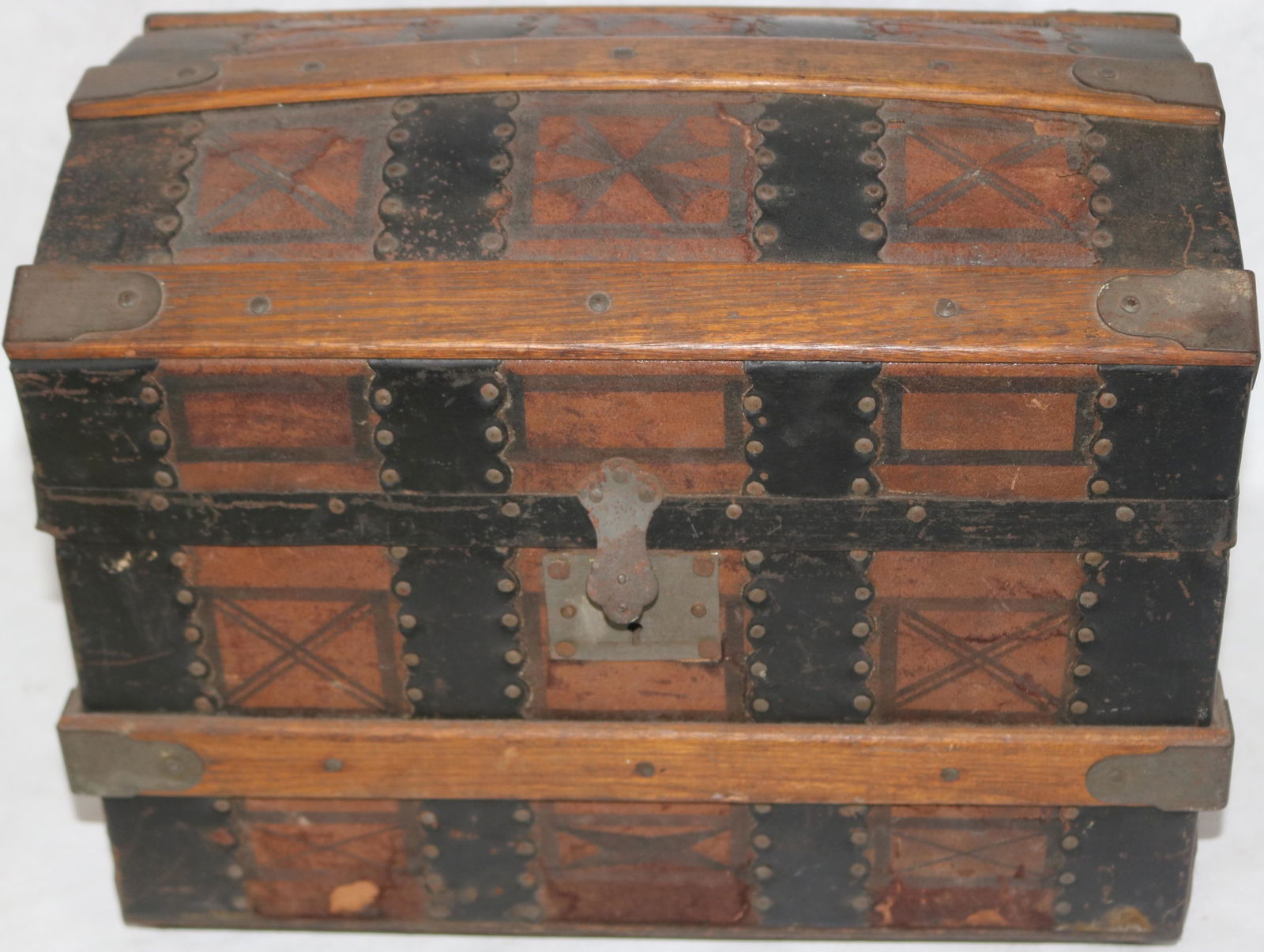 19TH C. DOLLS DOME TOP SLATTED TRUNK, FITTED (1 of 3)