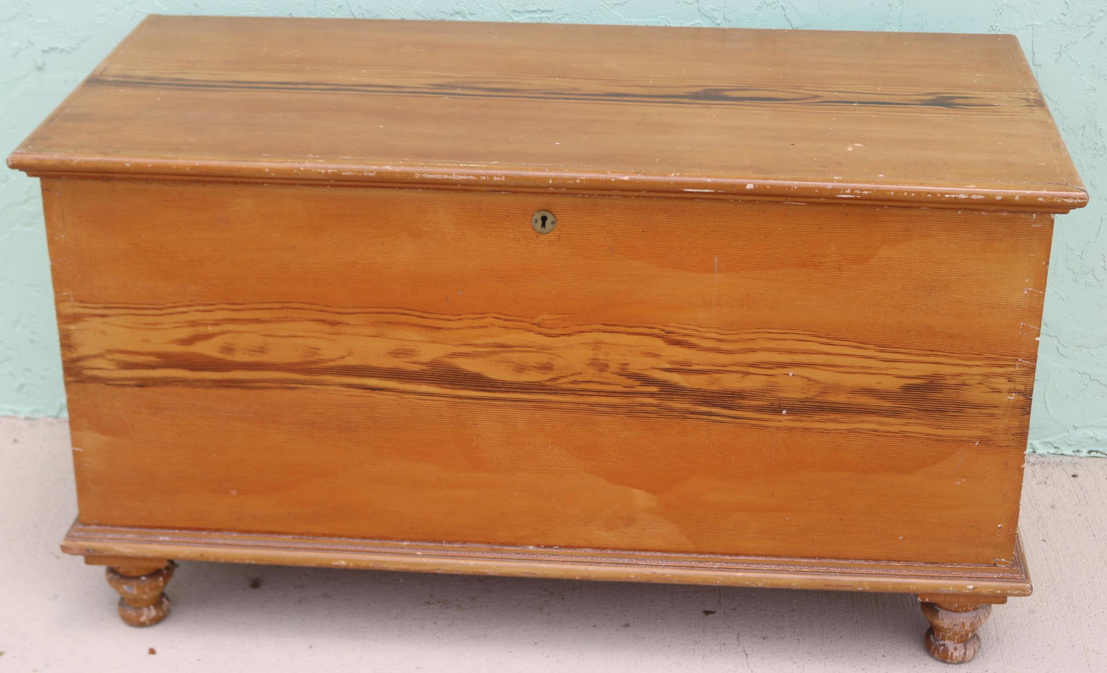 19TH C. DOVETAIL 6 BOARD BLANKET CHEST WITH GRAIN (1 of 2)