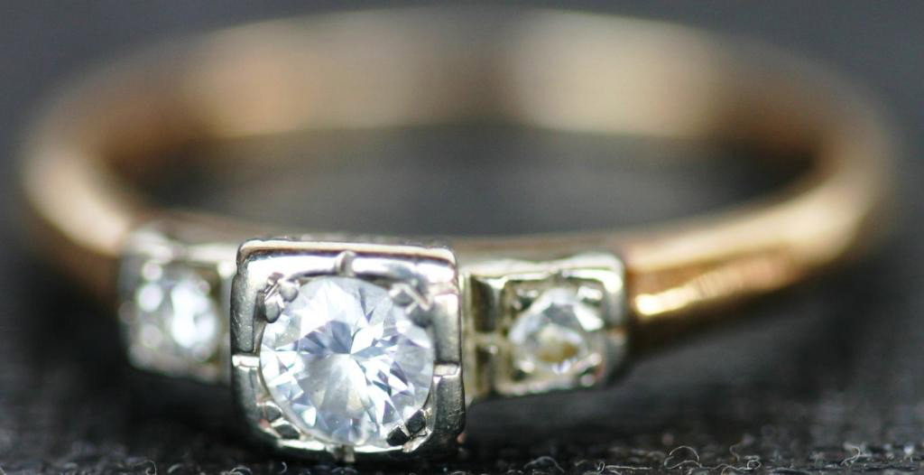 14K YELLOW GOLD LADIES DIAMOND RING