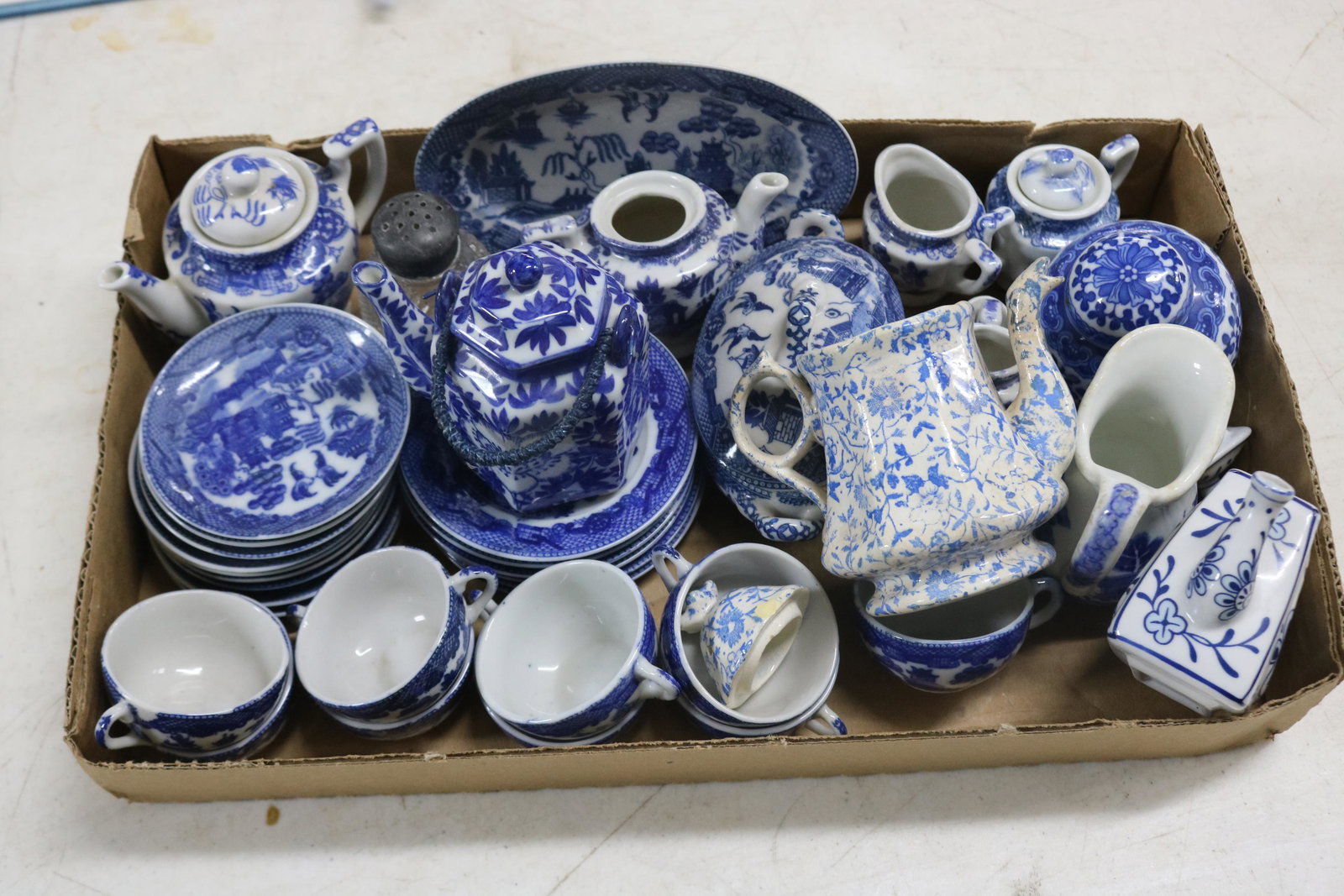 TRAY LOT OF BLUE WILLOW (1 of 2)