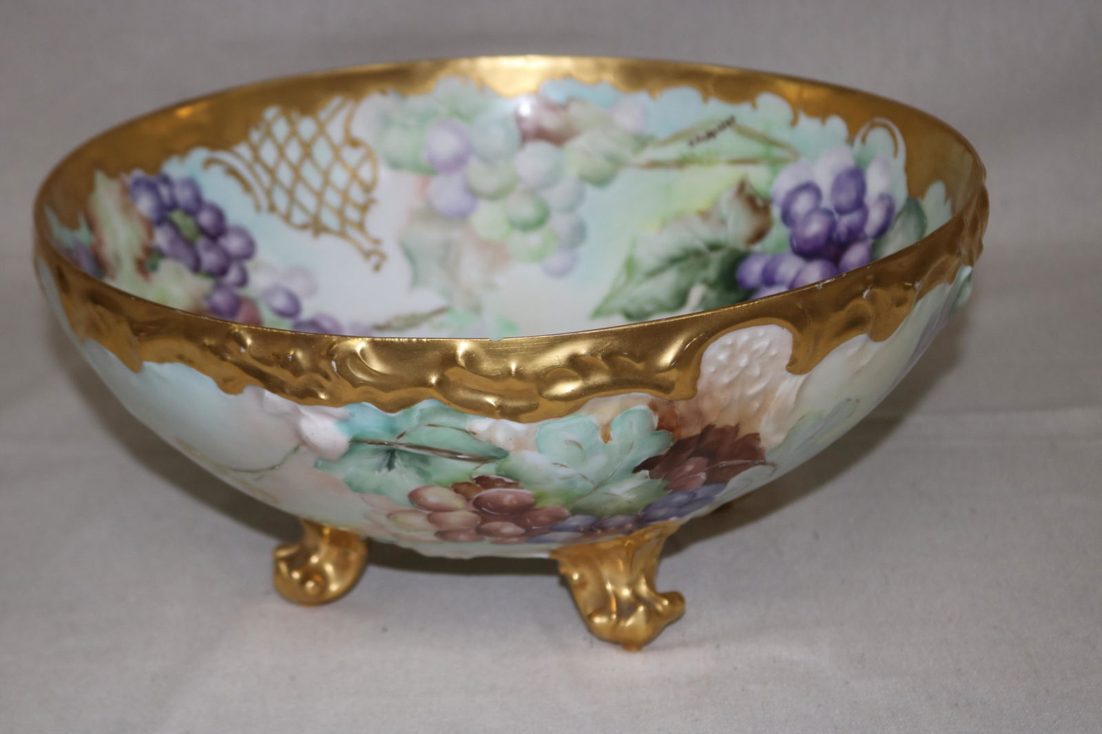 T & V LIMOGES FOOTED BOWL (1 of 6)