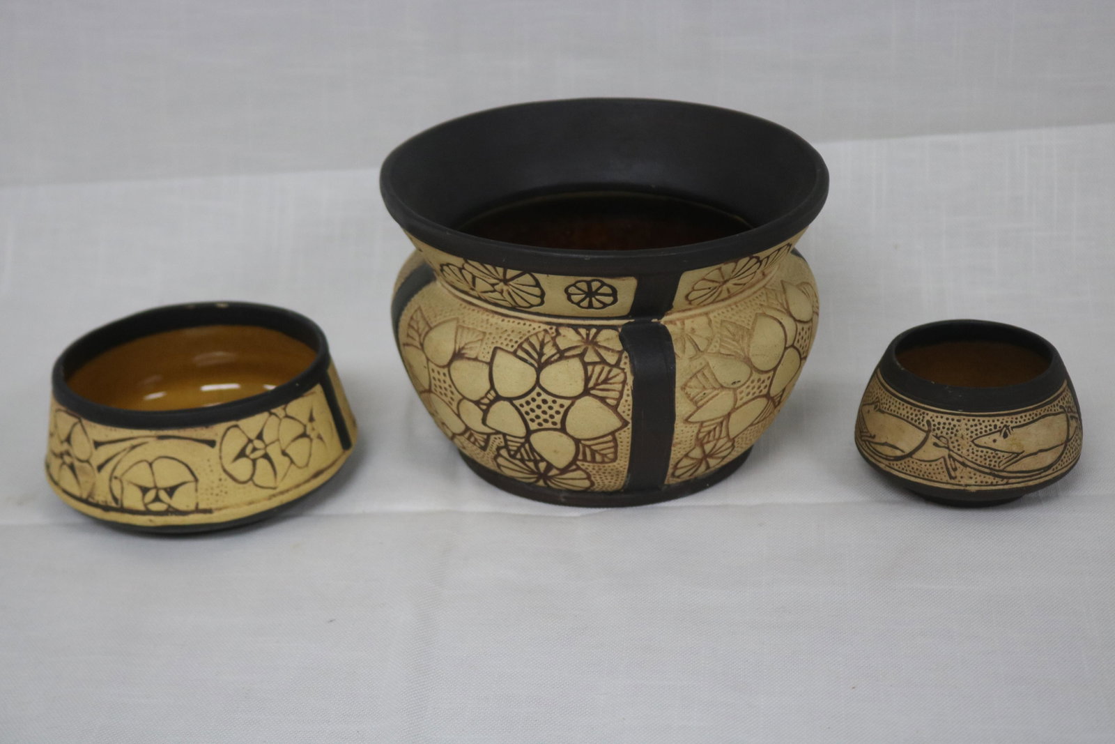 THREE ART POTTERY BOWLS: ALL IN A CLAY WOOD TYPE PATTERN, UNSIGNED. 2 1/4" TO 4 1/2" H,
