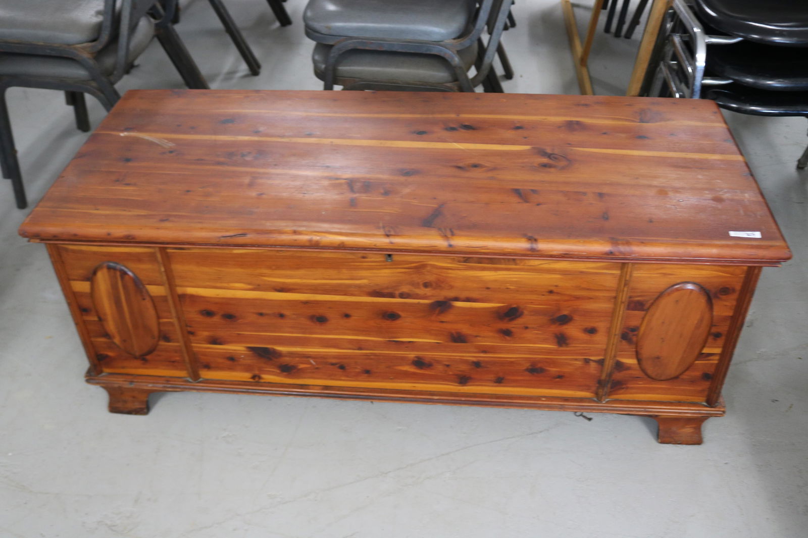LANE CEDAR BLANKET CHEST (1 of 3)
