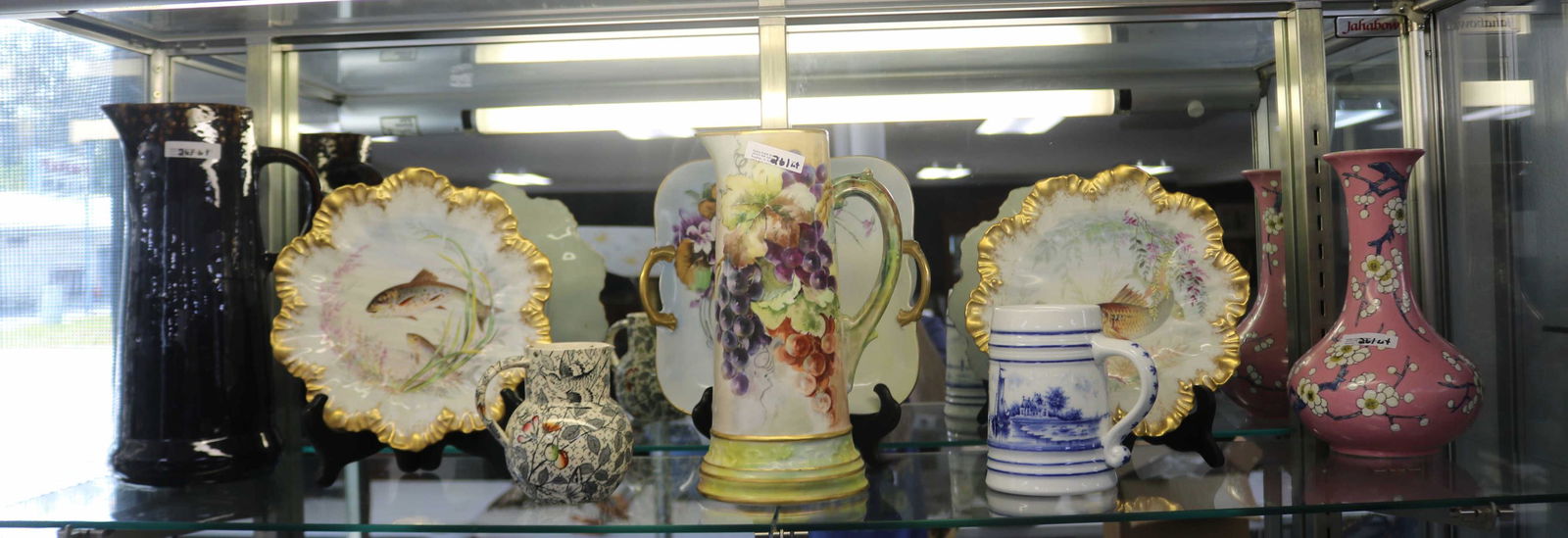 SEVEN PIECES OF PORCELAIN & POTTERY (1 of 3)