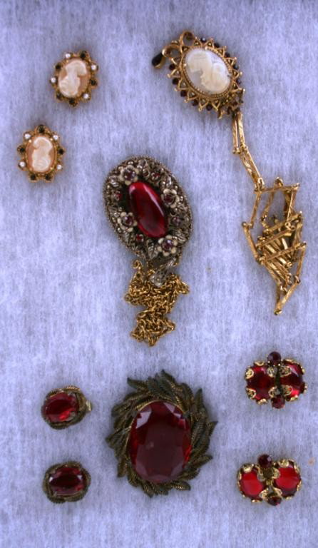 LOT OF COSTUME JEWELRY TO INCLUDE CAMEO EARRING: AND NECKLACE SET, OTHER COSTUME PINS, NECKLACES & EARRINGS