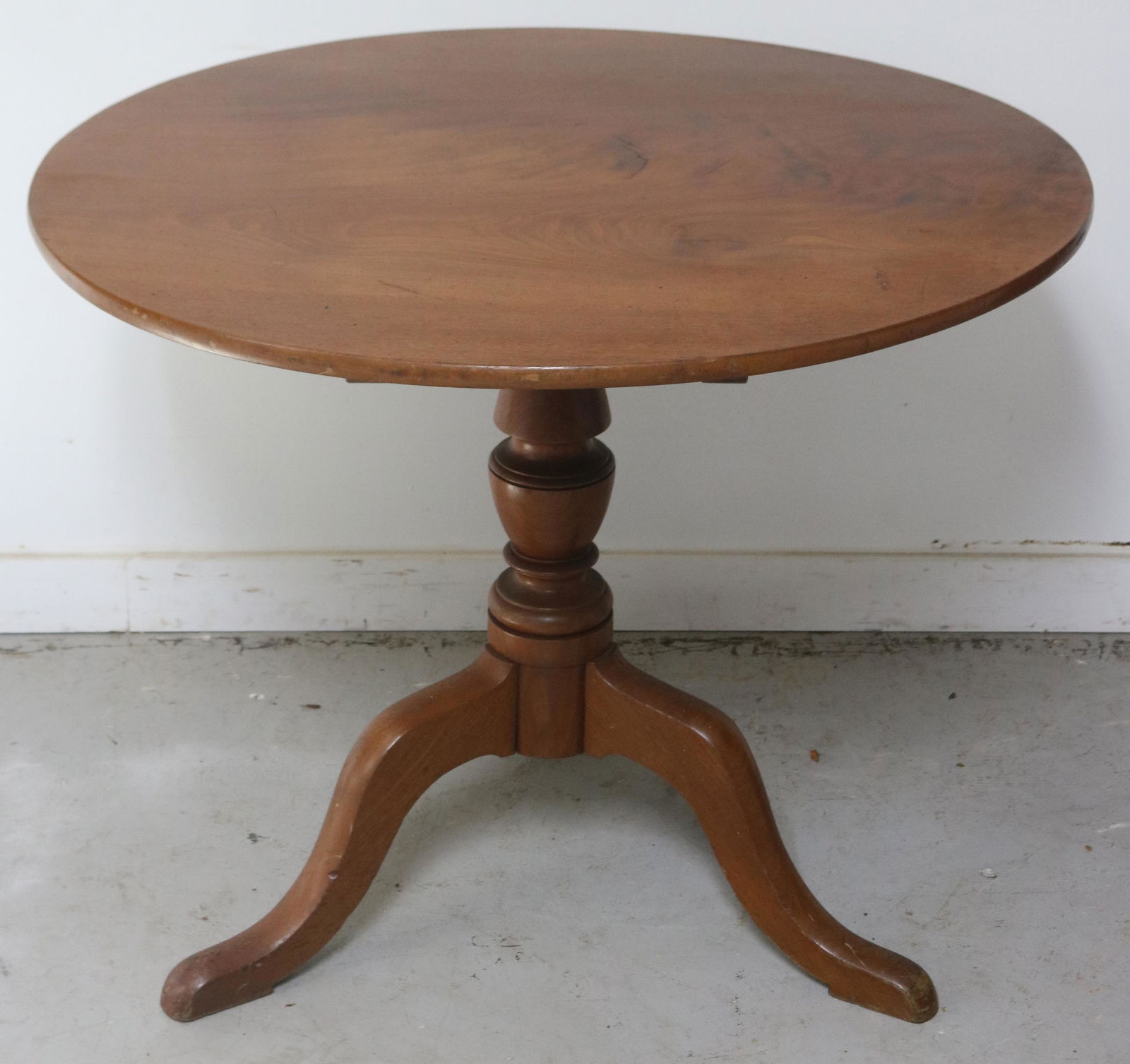 EARLY 19TH C. TIP TOP TEA TABLE, WALNUT ROUND (1 of 2)