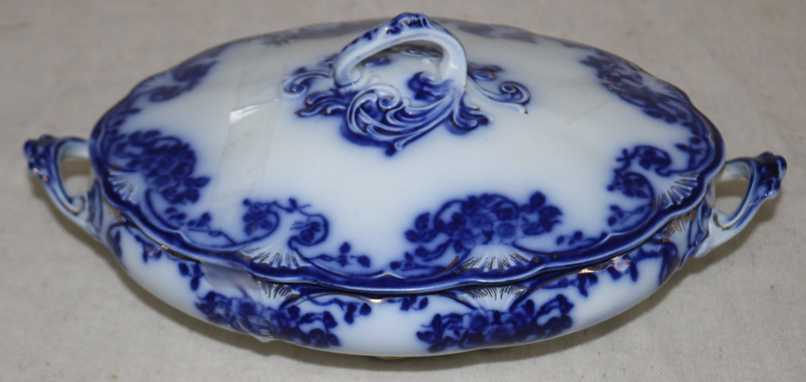 FLO BLUE COVERED TUREEN WITH HANDLES, NO DAMAGE,: 5" H, 12" W, 7 1/2" D