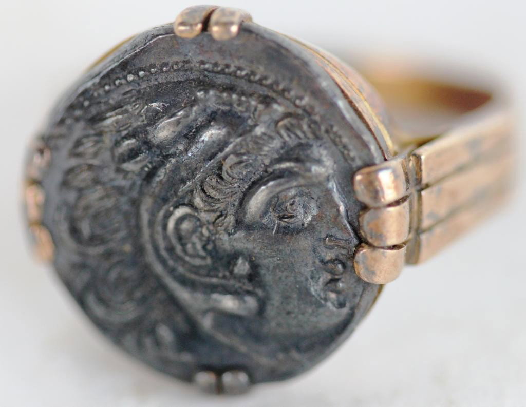 18K YELLOW GOLD MENS RING, SET WITH OLD COIN
