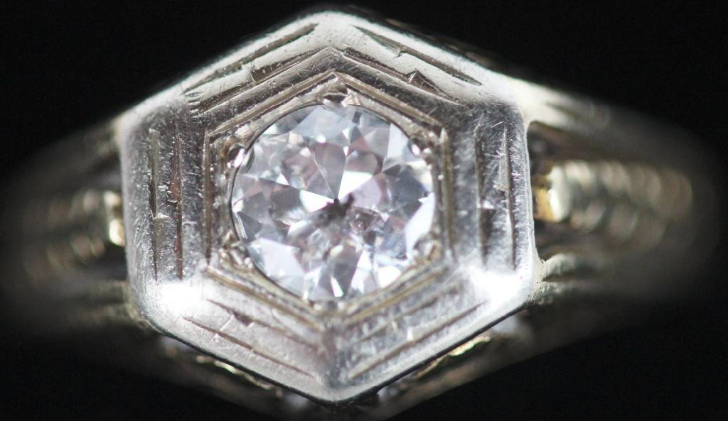 14K GOLD MENS DIAMOND SOLITAIRE RING,: ART DECO SETTING, SET WITH 3/4 + CARAT DIAMOND (SHOWS INCLUSION)