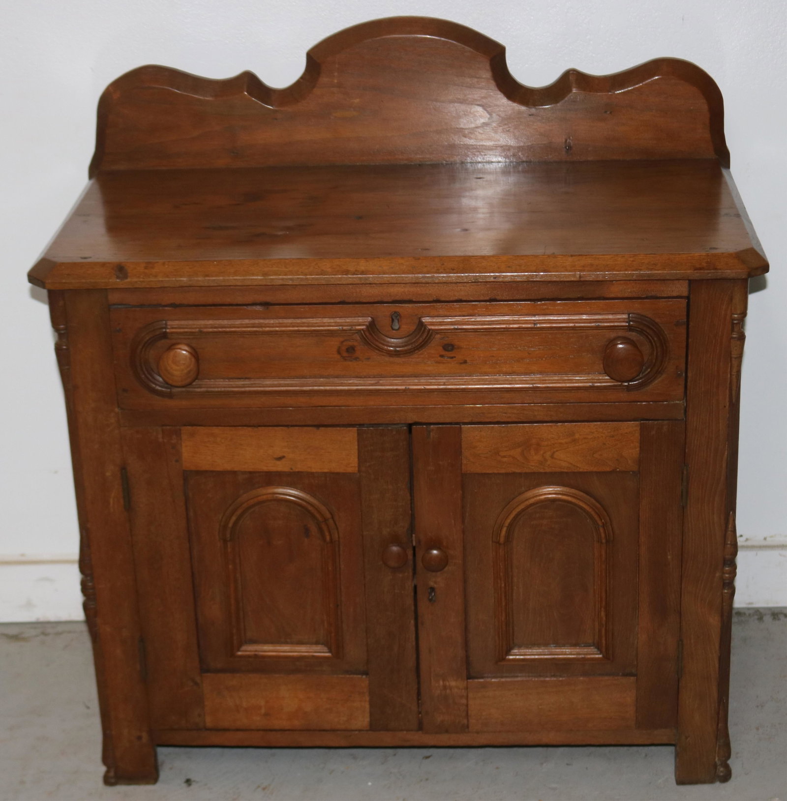 19TH C. VICTORIAN WALNUT WASHSTAND WITH: BACKSPLASH, 1 DRAWER OVER 2 DOORS, OLD REFINISHED CONDITION, 35" H, 33" W, 17" D