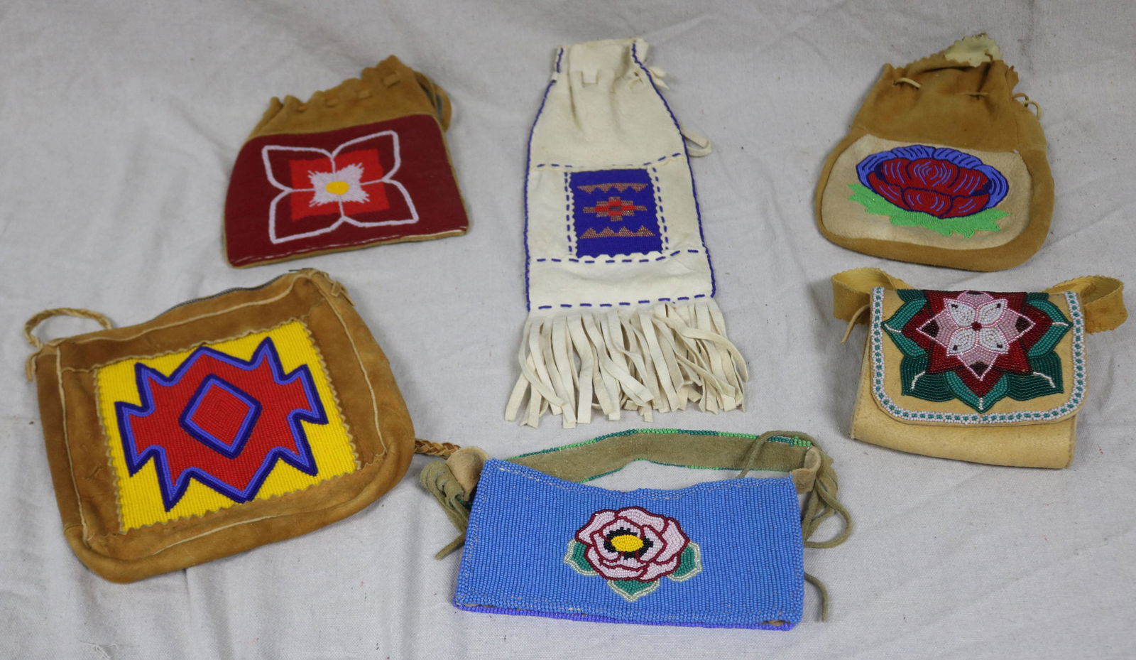 6 CONTEMPORARY NATIVE AMERICAN BEADED PIPE & HAND: BAGS, BEADWORK ON LEATHER, GEOMETRIC & FLORAL DESIGNS, 4" - 17" H, 5 1/2" - 9 1/2" W