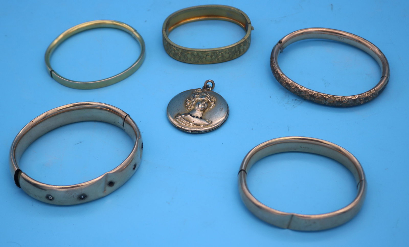 LOT 6 PCS. GOLD FILLED JEWELRY, 5 BANGLE: BRACELETS & LOCKET, 1 1/2" - 3" W, 3.88 OZT, 2 BRACELETS DENTED