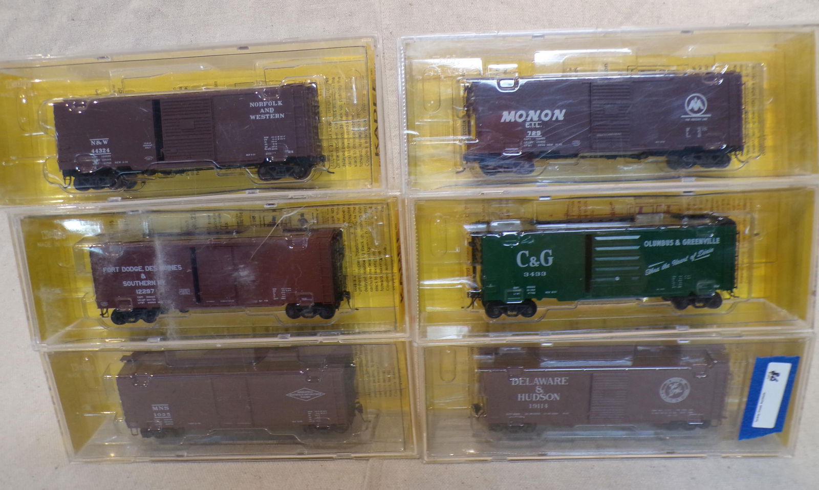 LOT "HO" KADEE ROLLING STOCK (1 of 4)