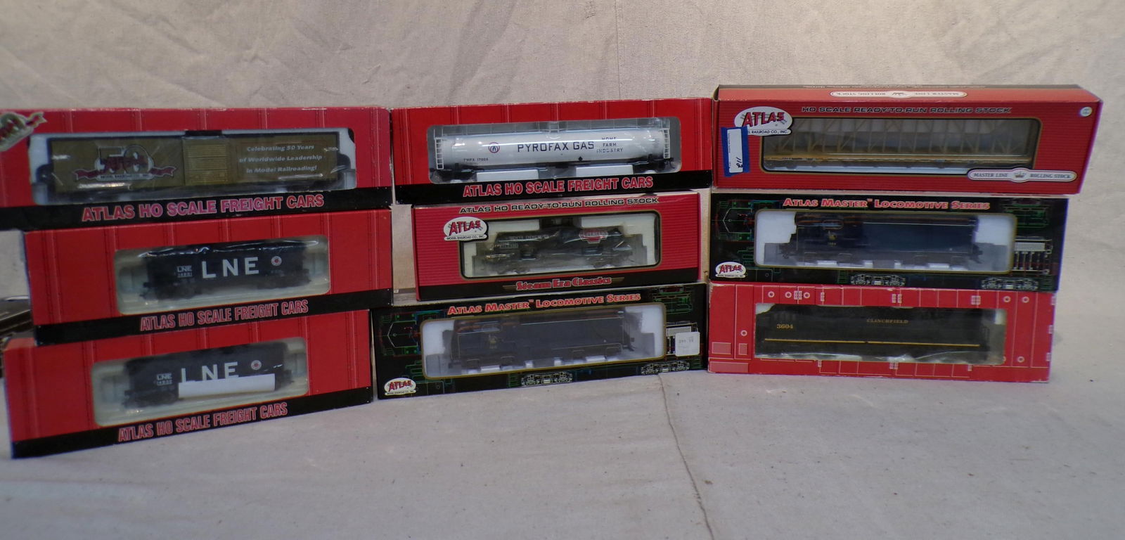 LARGE LOT "HO" ATLAS ROLLING STOCK TO INCLUDE (1 of 4)