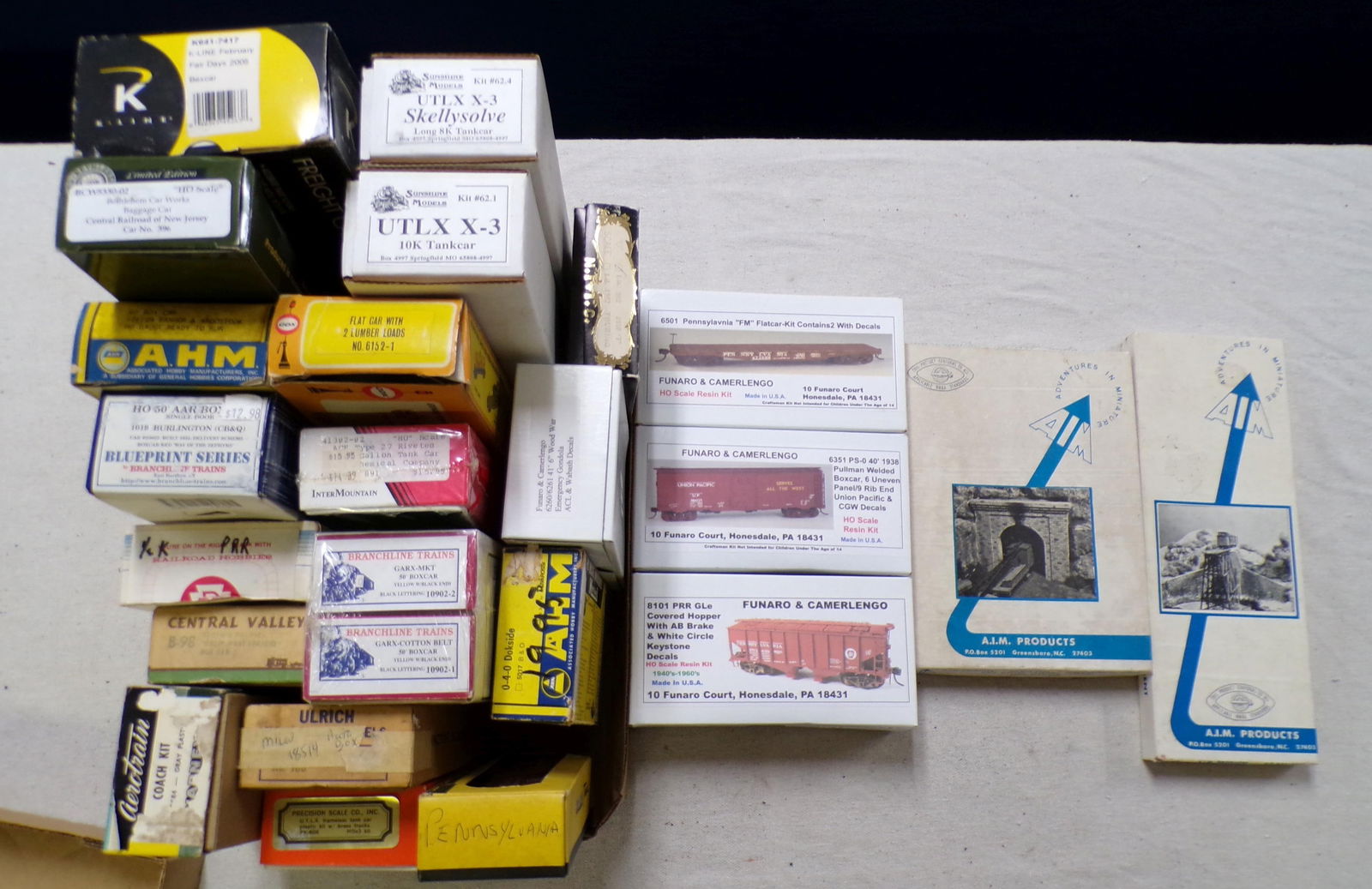 LARGE LOT "HO" ROLLING STOCK, SOME DAMAGED BOXES (1 of 4)