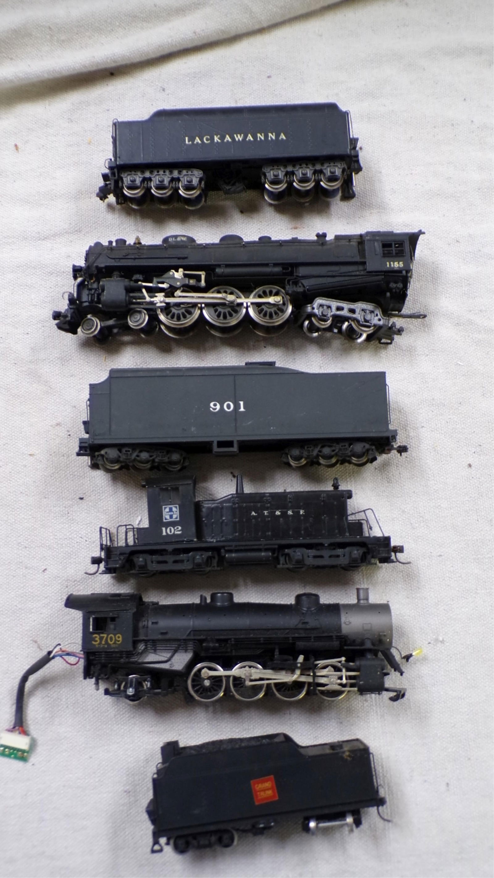 MISC. LOT "HO" LOCOMOTIVES & TENDER (1 of 4)