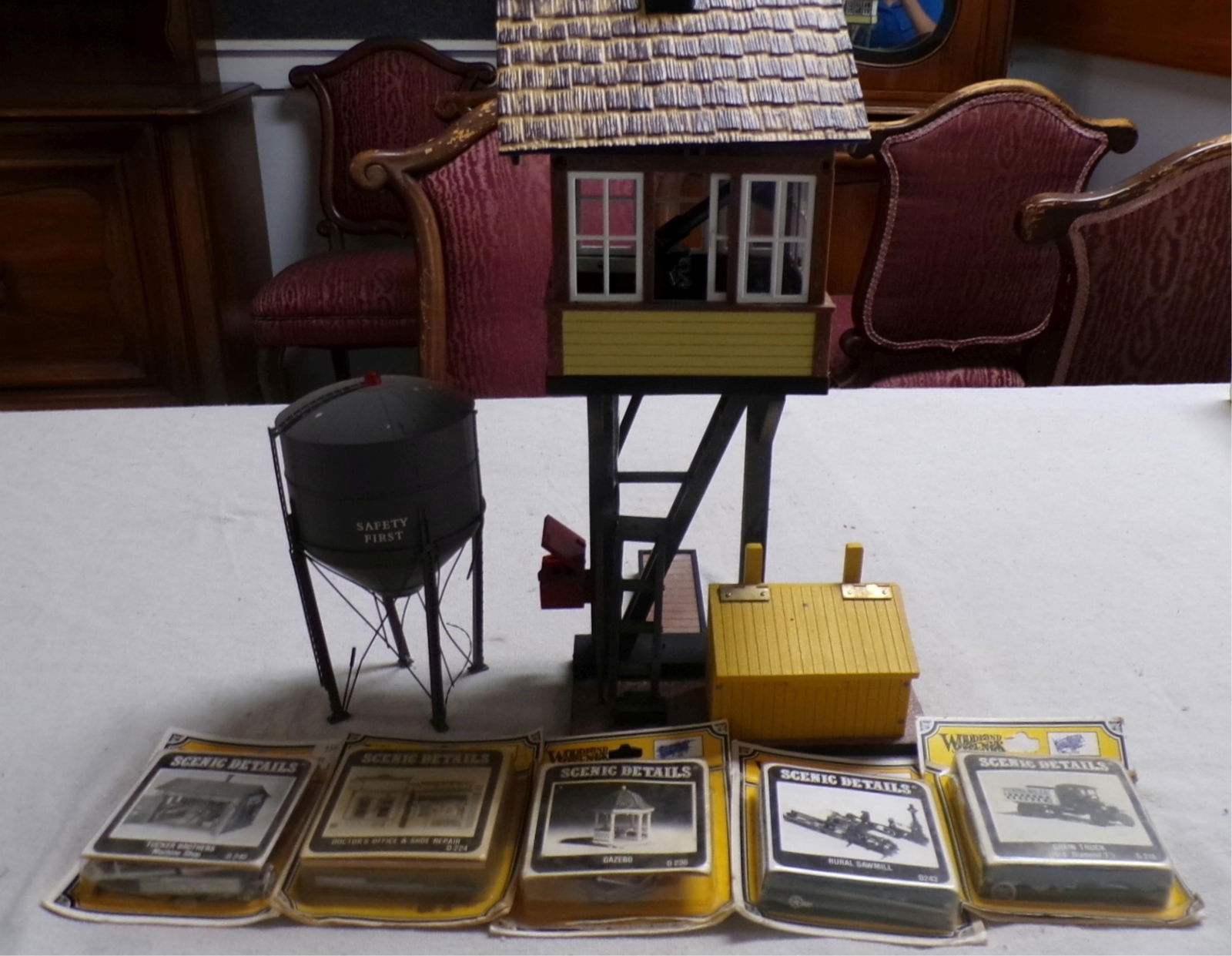 "HO" LAYOUT LOOK OUT TOWER & BOX OF WOODLAND (1 of 4)