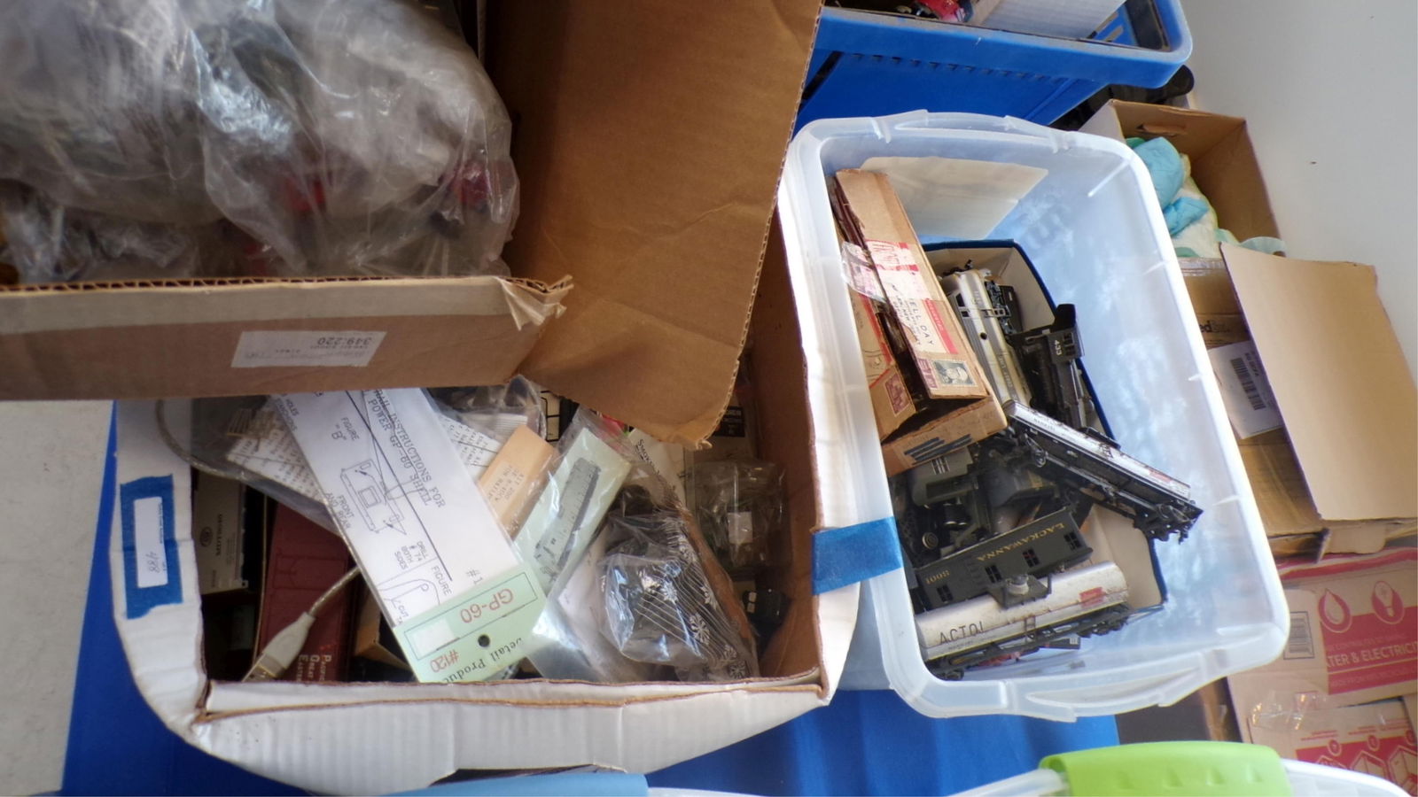 LARGE LOT "HO" SCALE ROLLING STOCK WITH SOME (1 of 3)