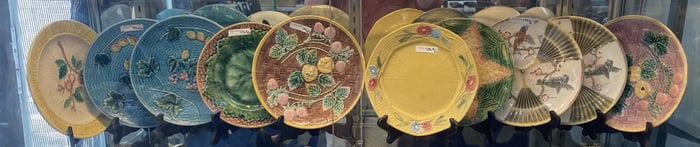 COLLECTION OF 10 MAJOLICA 9" PLATES, VARIOUS