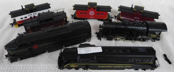 COLLECTION OF HO LOCOMOTIVE, CABOOSE, ROLLING