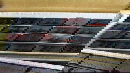 LARGE LOT HO ROLLING STOCK, 3 TRAYS