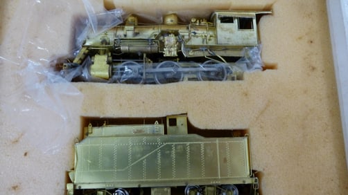 HO BRASS LOCOMOTIVE & TENDER, VISIBLE BRASS