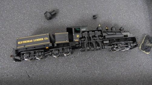 NICE HO LOCOMOTIVE & TENDER SOLD AS IS.