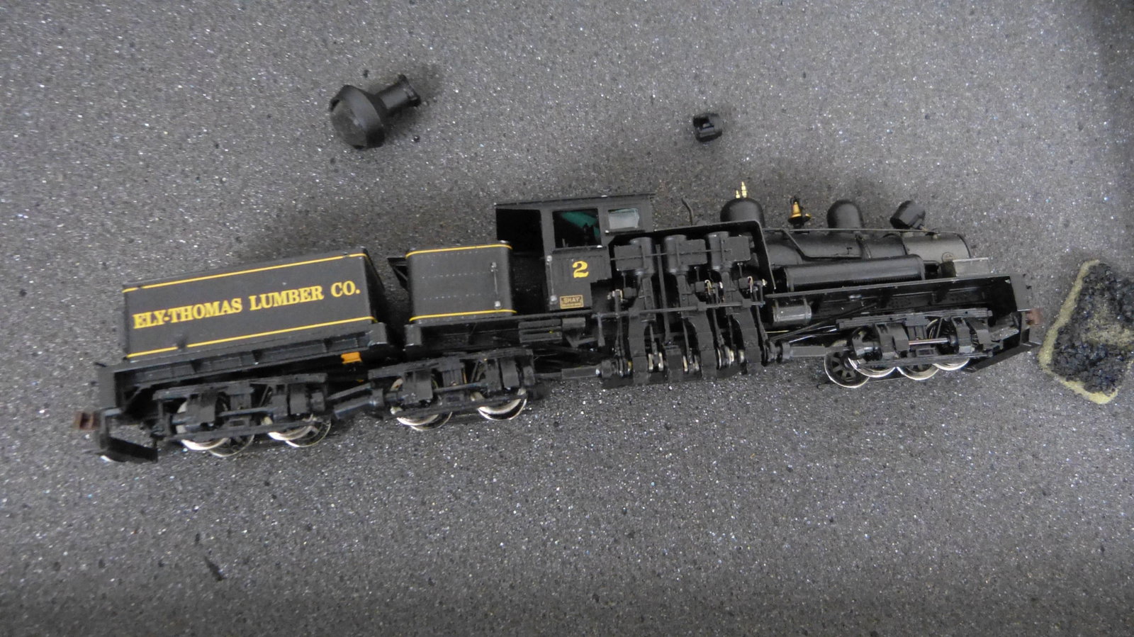 NICE HO LOCOMOTIVE & TENDER SOLD AS IS.: SEE PHOTO