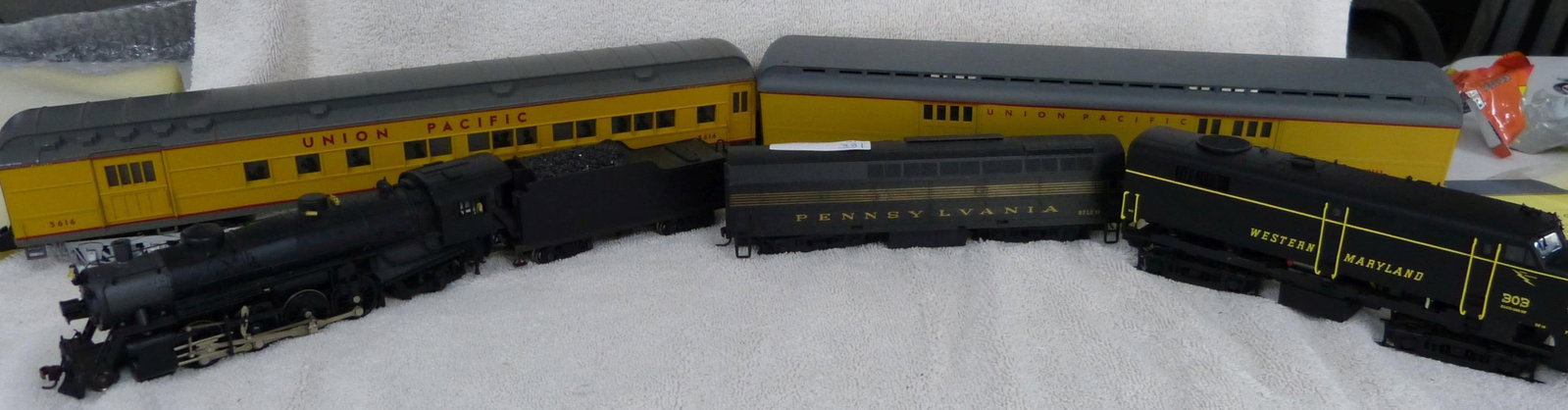 GROUPING HO LOCOMOTIVES-TENDERS AND PASSENGER: CARS SOLD AS IS.