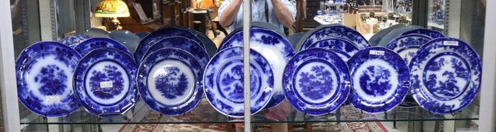 17 FLO BLUE PLATES (5) 8 1/2" PLATES, (6) 9 1/4"