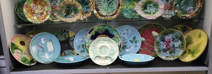 14 MAJOLICA PLATES & HANDLED BOWLS, ART NOUVEAU