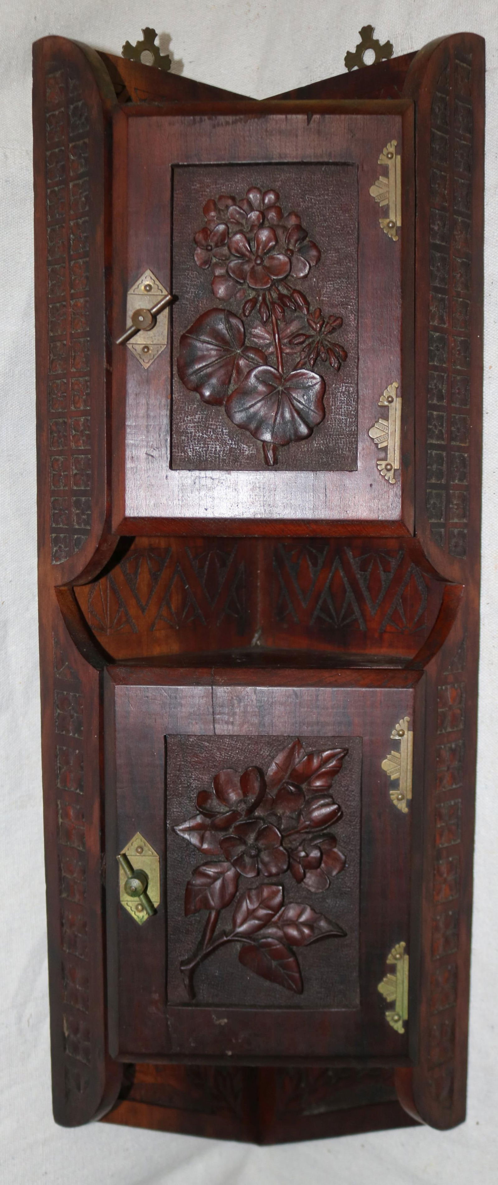 VICTORIAN CARVED WALNUT HANGING CORNER SHELF, 2 (1 of 1)