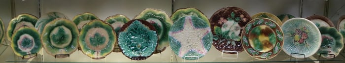 COLLECTION OF 18 MAJOLICA PLATES, LEAF & OTHER