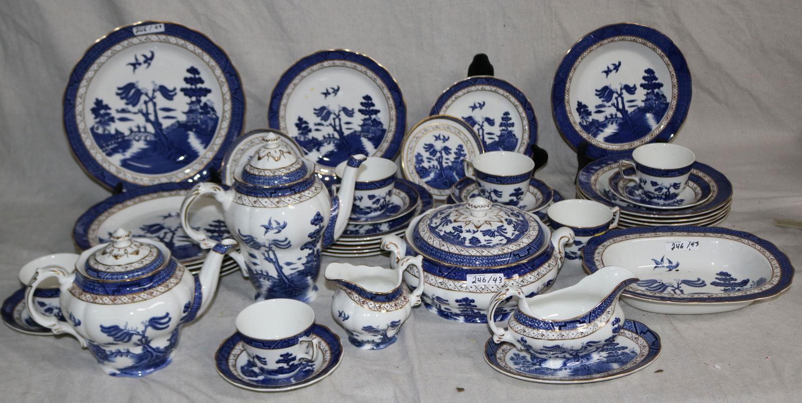 ROYAL DAULTON 43 PCS SERVICE FOR 6 DINNER SET, (1 of 2)