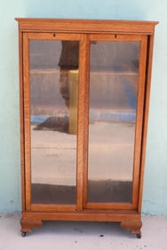 OAK 2 DOOR BOOKCASE, SLIDING DOORS, CLEAN