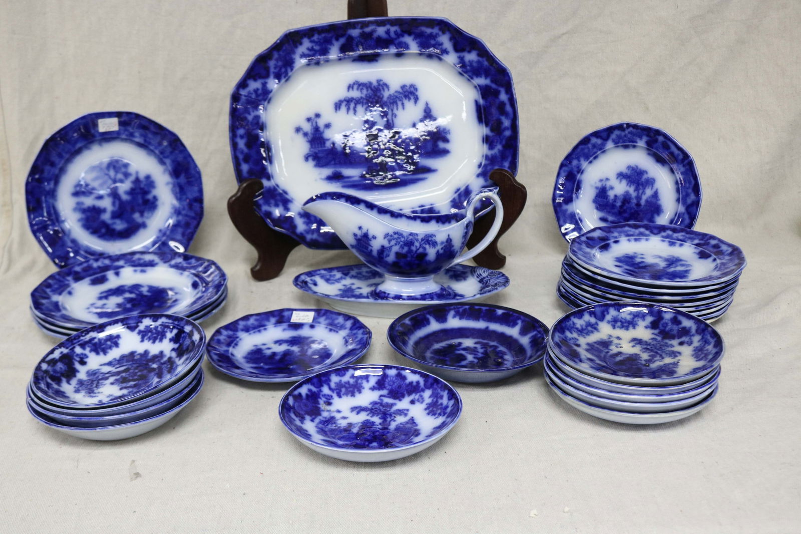 28 PCS. FLO BLUE, SCINDE PATTERN, INCLUDES (1 of 3)