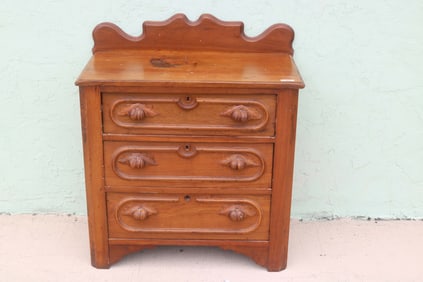 SMALL VENETIAN WALNUT & MAPLE 3 DRAWER CHEST WITH