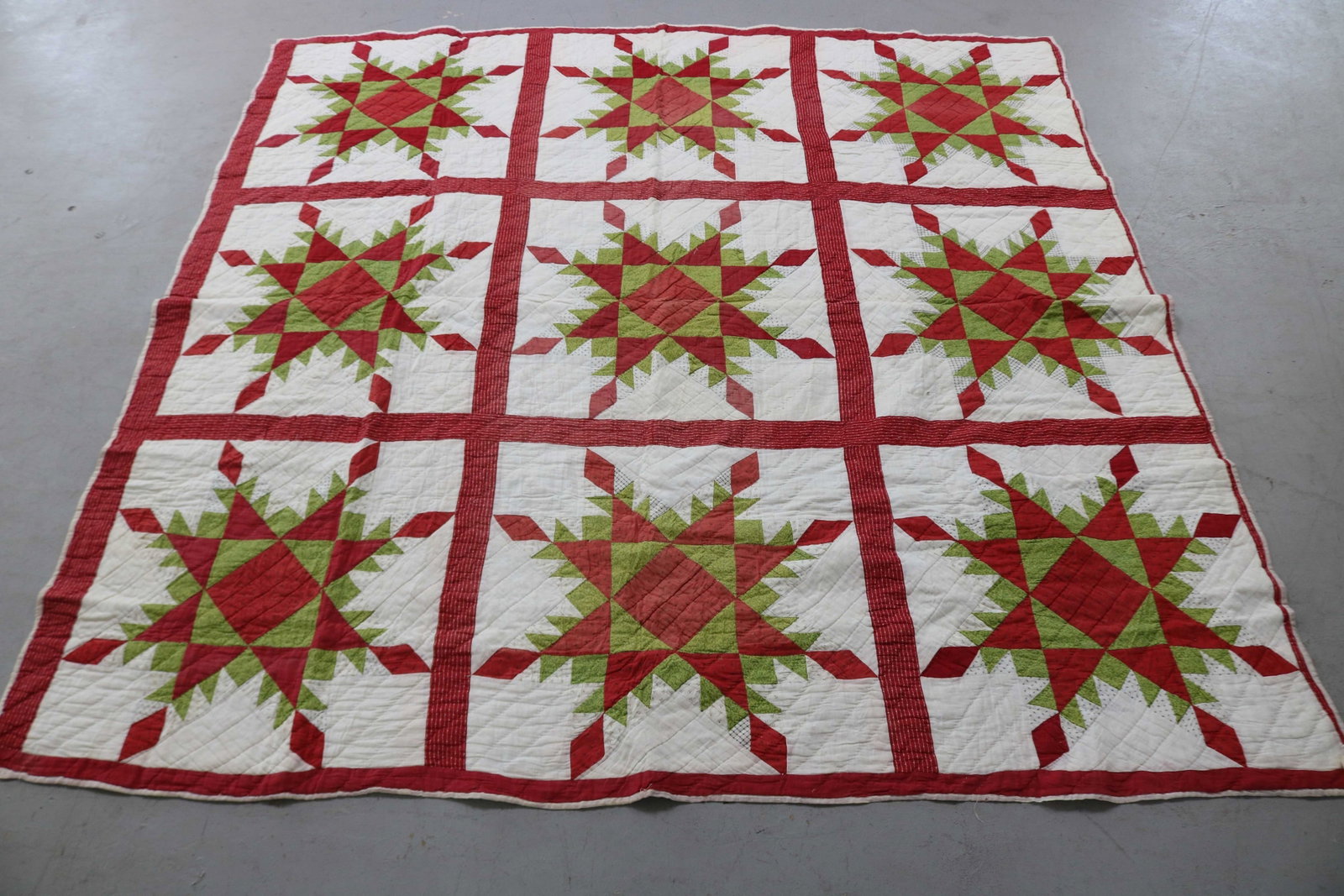 STAR QUILT, RED GREEN & WHITE, MID 20TH C., 5' 9": X 5' 9" , GOOD CONDITION