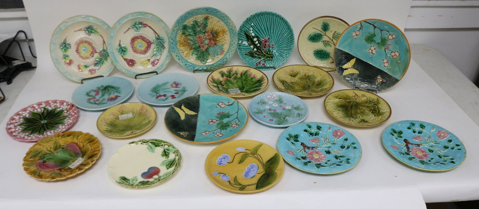 COLLECTION OF 20 MAJOLICA PLATES, 19TH/EARLY 20TH (1 of 4)