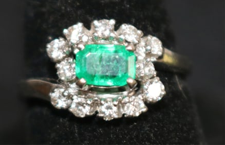 14K WHITE GOLD LADIES RING WITH EMERALD &