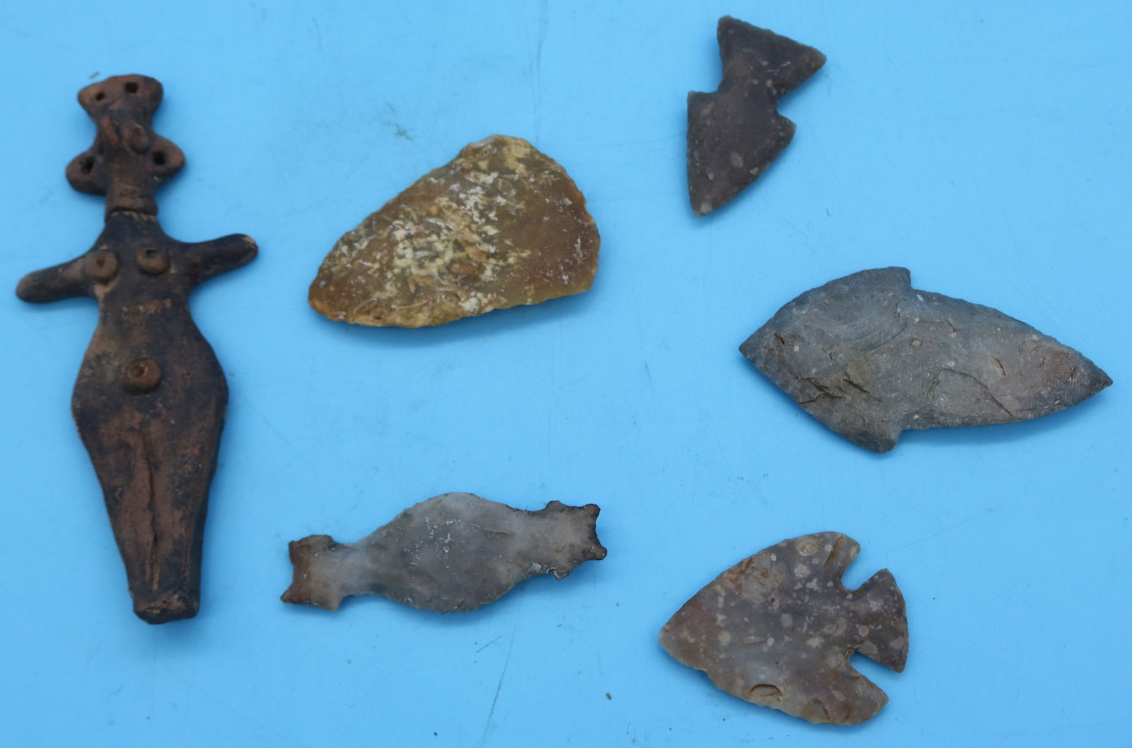 6 PRE COLUMBIAN ITEMS, CLAY FEMALE FIGURE 5" H, 5: STONE ARROWHEADS, ETC. 2" - 3 1/4"