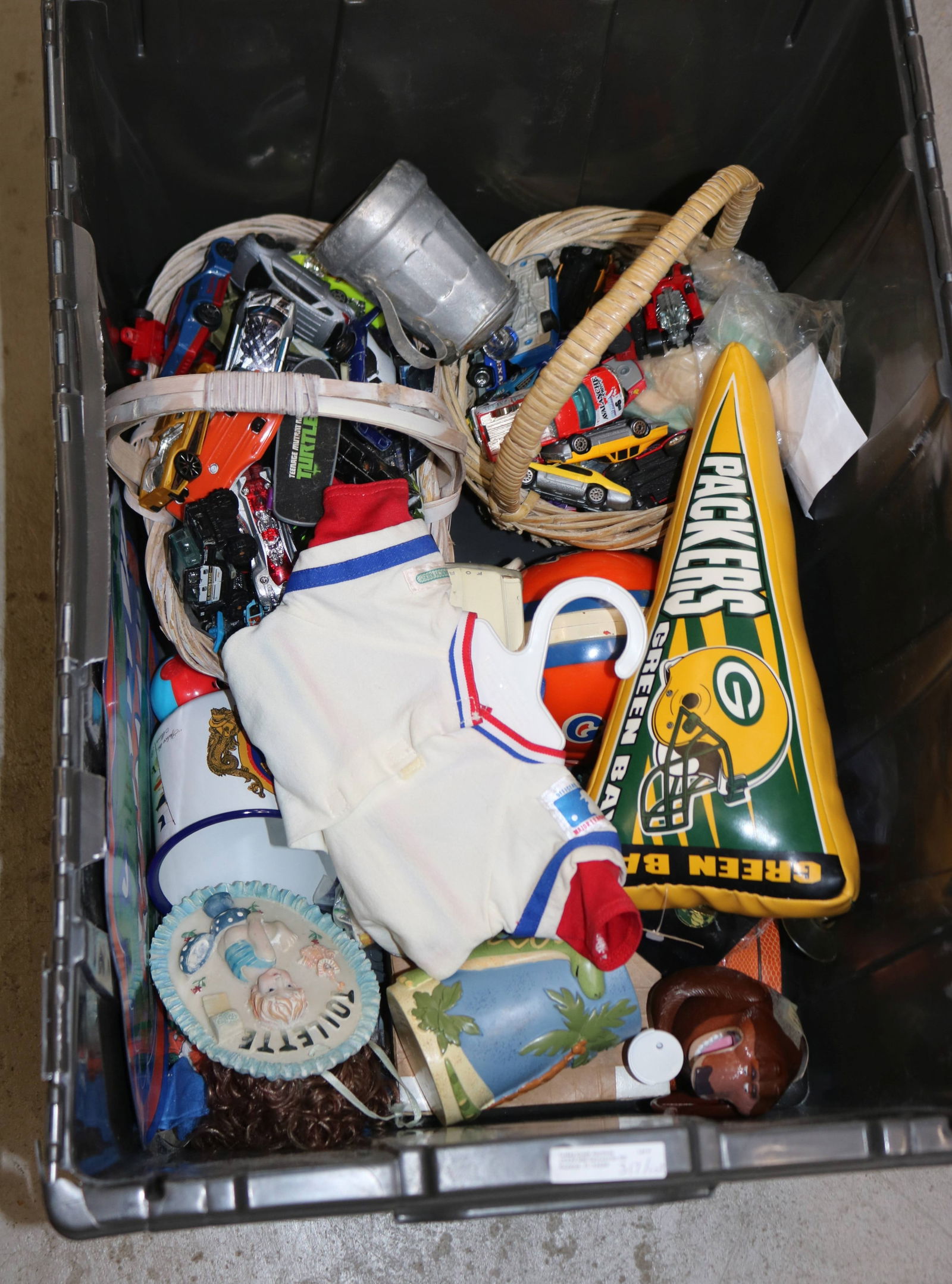 BIN LOT OF TOY CARS, ETC. (1 of 1)