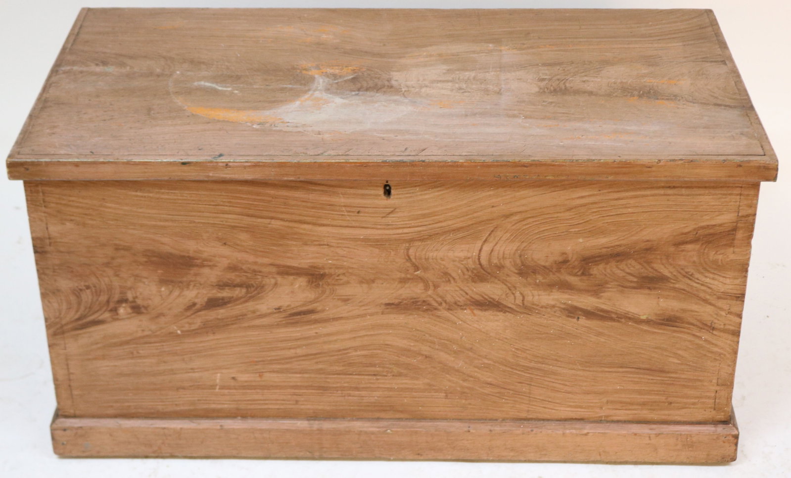 EARLY 19TH C. DOVETAIL BLANKET BOX, GRAIN PAINTED: FINISH, IRON HANDLES & WROUGHT IRON STRAP HINGES, 18 1/2" H, 37 1/4" W, 19" D, TOP SHOWS STAINS