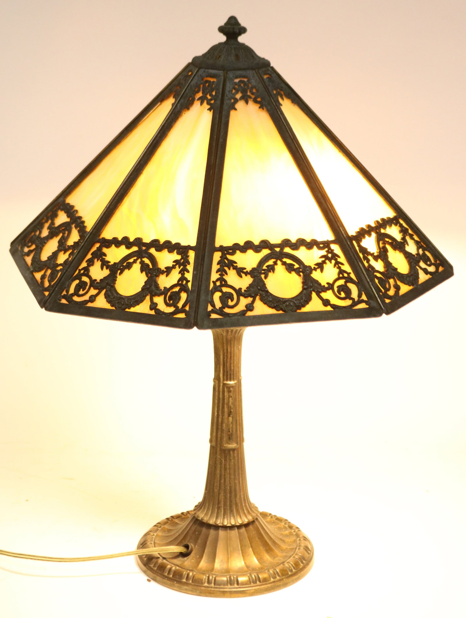 BRADLEY & HUBBARD SLAG GLASS LAMP, SIGNED BASE &: SHADE, REPLACED SOCKETS, CARMEL SLAG PANELS, 22 1/2" H, 18" DIA., GOOD CONDITION