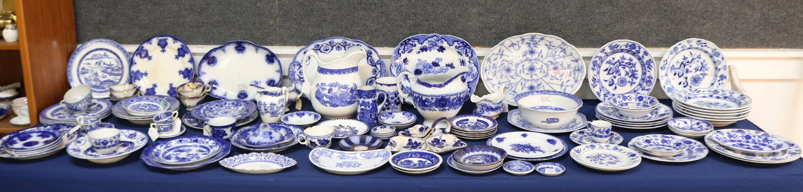 TABLE LOT 105 PIECES BLUE & WHITE CHINA, PLATES, (1 of 5)