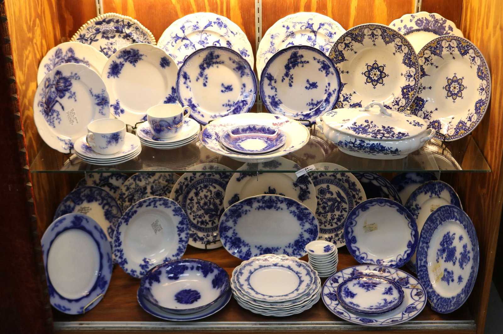 59 PCS. FLO BLUE, PLATES, CUPS & SAUCERS, COVERED (1 of 5)